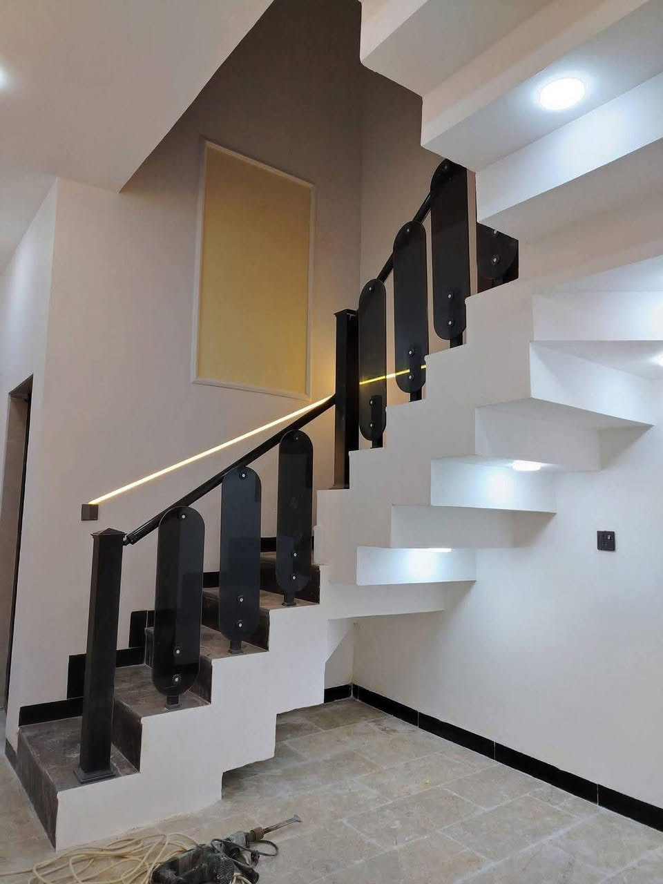 #_حي_الجهاد

للبيع🏠للبيع🏠زيرو
 100متر  زيرو 2026
واجه 5متر نزال 20متر
عرض شارع 10متر عرض رصيف مترين
طابقين مدخلين شغل فول مودرن فندقي
طابق الأرضي 👌
 غرفه نوم وصاله مطبخ خدمات ومنور
طابق ثاني غرفتين وخدمات
طابق ثالث بيوتنه وسطحين

الأبواب قاصه شبابيك ألمنيوم 
عازل صوت واتربه ومانع حشرات🐜

سقوف مغربيه ولدات مخفية 
البيت جاهز من كلشي ما عليك إله تجيب غراضك وتكعد حته مراوح بي
موقع البيت ممتاز جدا حي الجهاد الأمانة شارع معمل السندباد

الاستفسار أكثر 🗣📲📞إتصل *********** 
                                      متواجد واتساب ☎️
