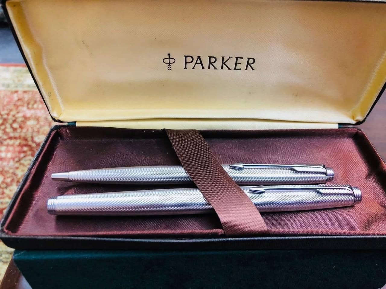 سيت اقلام باكر  ٧٥  ( PARKR) 
حبر وجاف  فرنسي من النوادر 
تغليف ذهب ابيض نقشه مميزة 
 ريشة ذهب خالص عيار ١٤
انتاج الثمانينات لوك غير مستعمل 
مع العلبه الاصلية  
السعر ٢٨٠ الف 
للاتصال ***********
