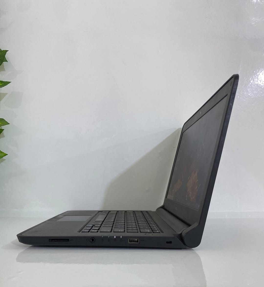 💻 Dell Latitude 3350 | الحجم المثالي للتنقل والأداء
جهاز عملي بوزن خفيف وحجم مدمج، مثالي جداً للطلاب والموظفين الذين يحتاجون لابتوب سهل الحمل مع أداء مستقر.
🔍 المواصفات التقنية:
• المعالج: Intel Core i5 (الجيل الخامس - فئة U).  
• الرام: 8GB DDR3 (قابل للتطوير).  
• الهارد: 256GB SSD (قابل للتطوير).
• الشاشة: 13.3 بوصة (حجم مدمج ومريح).
• كرت الشاشة: داخلي Intel بسعة تصل إلى 4GB.
• الكيبورد: عربي/إنجليزي.
🎁 الهدايا والملحقات:
(حقيبة، شاحن أصلي، ماوس، ماوس باد، تغليف كرتوني آمن).
🛡️ الضمان والخدمات:
• فحص المواصفات والنظافة عند المندوب قبل الاستلام.
• ضمان استبدال لمدة أسبوع كامل لضمان حق المشتري.
• تنصيب ويندوز، أوفيس، والبرامج الأساسية مجاناً.
💰 السعر: 175,000 دينار عراقي.
🚚 التوصيل: متوفر لجميع محافظات العراق.

📞 للحجز والاستفسار (واتساب/اتصال):***********
