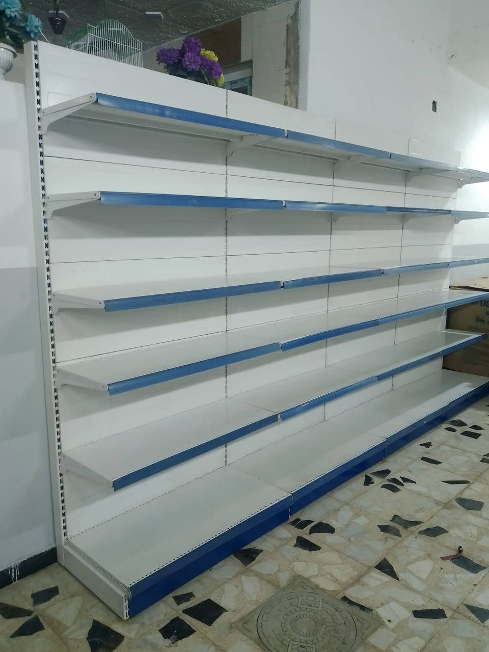 سفينه وصطيه ورفوف جداري وسلات جبس ومال كرزات وما زاهي وميز كاشير للبيع الشراي يتصل العنوان بغداد واكو توصيل ***********
