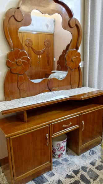 غرفة اخشاب لبيع تفصال
خمس بيبان 
ميز تواليت 
تاج جرباية
جرباية 
سعر 550 وبية مجال 
المكان بغداد الشعلة 
الرقم ***********
