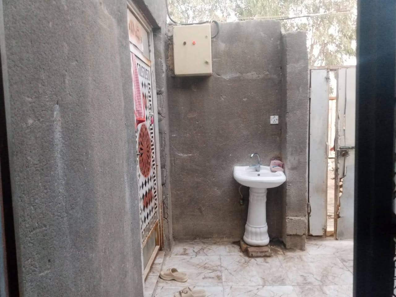 الناصريه _ منطقة الخميسات بيت كامل جاهز للسكن قريب جدا من الشارع العام التبليط 
مساحته 130 متر 
السعر 35 وبية مجال قليل 
للاستفسار ***********
