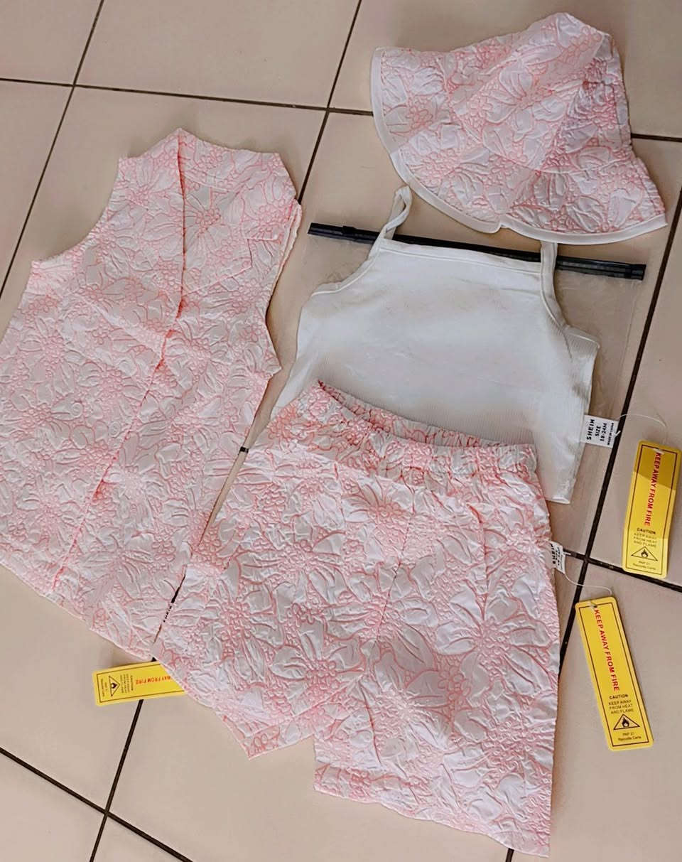 متوفر سيت ٤ قطع جديد
لحكو قطع محدودة 👇


**إذا كنت صاحب هذا الإعلان وتريد حذفه لأي سبب، رجاءا أرسل رسالة إلى الدعم الفني**