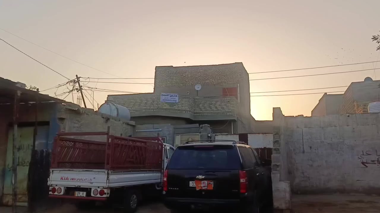 السلام عليكم بيت للبيع مساحه 500(دارين) بي قرفتين خمسه في اربعه كل وحده بي صاله ثمانيه في اربعه مطبخ اربعه في ثلاثه ونص استقبال سبعه في اربعه ترك خلفي مترتين فراري معه محلات مكان بغداد الحسينيه المعامل غرب مجلس البلدي   خدمات موجوده ماي وا مجاري وا كهرباء وا مدارس غريبه  عل شارع العام الرقم ***********
