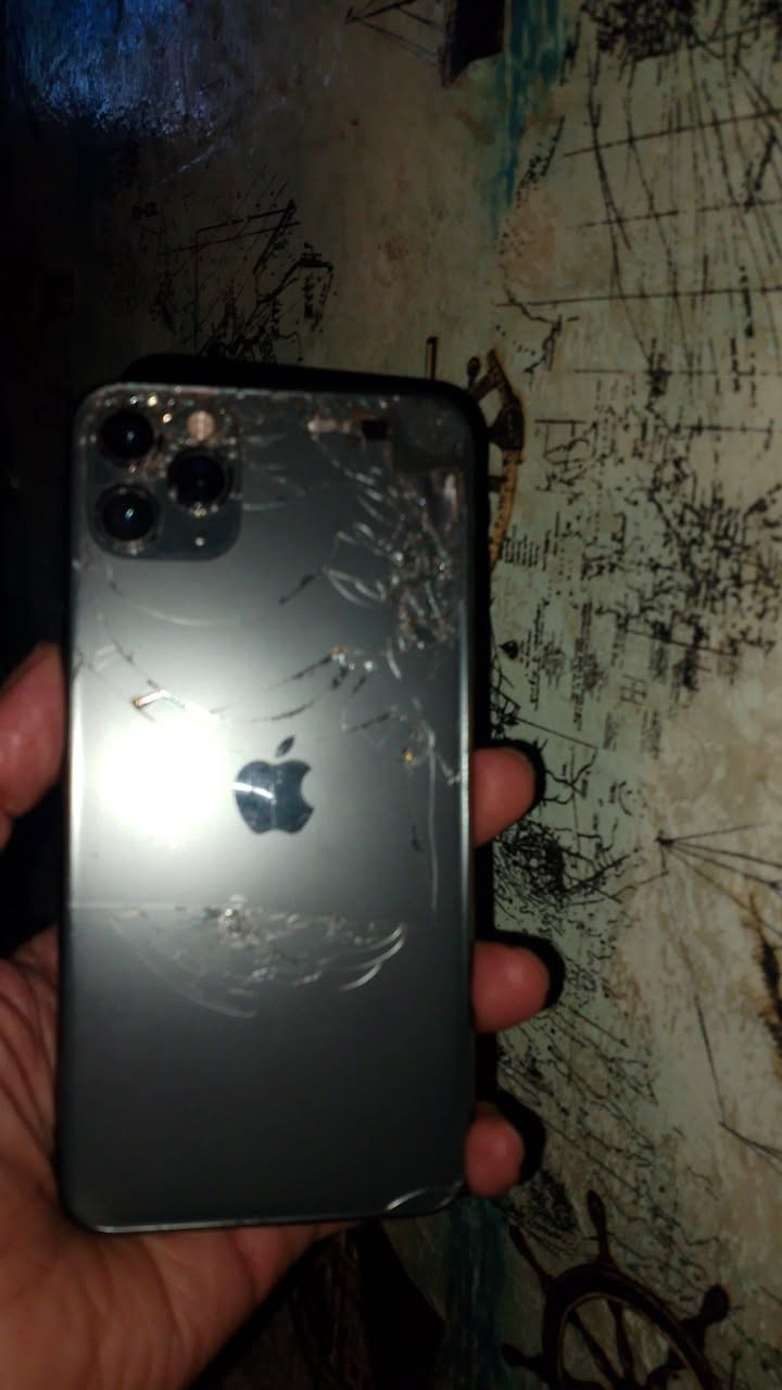 سلام عليكم 
ايفون 11 برو ماكس ذ 256 بطاريه 75
 جهاز اي شي ما مبدل بس ضهر مكسور 
السعر 260 مجال بسيط كلش كلش 😊
موجود واتساب ✔️ ***********
