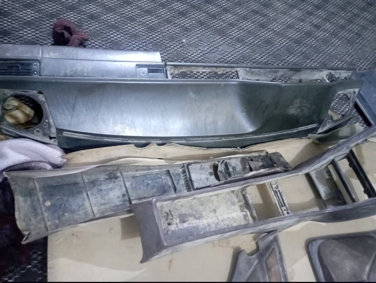 سلام عليكم للبيع غرفه مارسيدس دب كامله هيه وكشناتهه ودشبول الاستفسار *********** //// ***********مكان كربلاء سعر 300بيهه مجال
