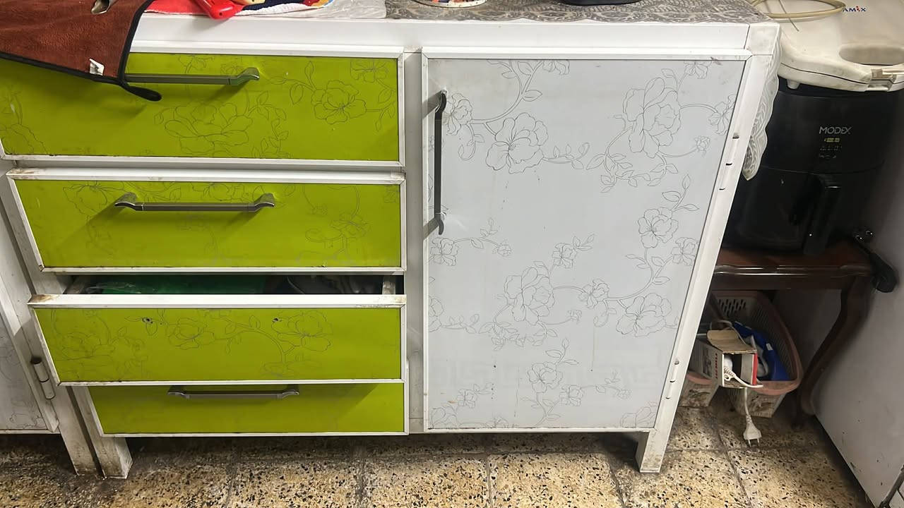 غراض منزلية للبيع حي العامل شارع ٧ نيسان غرفة نوم اخت جديد ٤٠٠ الف مبردة ١٥٠ الف كاونتر ٢٠٠ الف مكيف ٢٠٠ الف ***********
