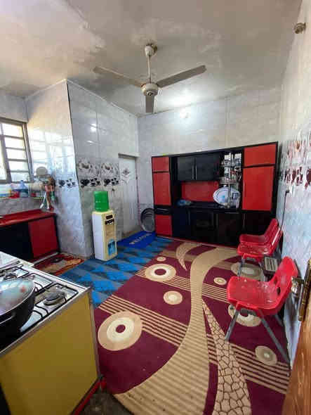 السلام عليكم بيت للبيع المساحه ٢٠١١ متر ويا كاع محرمه مساحته ٢٠٠ متر مسيجه البيت بناء جديد طابو زراعي سند ٢٥ مكانه الشعله قطاع ١٥ قريب عله قريت عبد الواحد كاع بيت ثويني بي ٥ غرف نوم + حمامات ٣ + استقبال + مناور ٢ + مطبخ+ حولي فوك + حولي جوه مكلف بالنشر 
للأستفسار 
***********
 ***********
