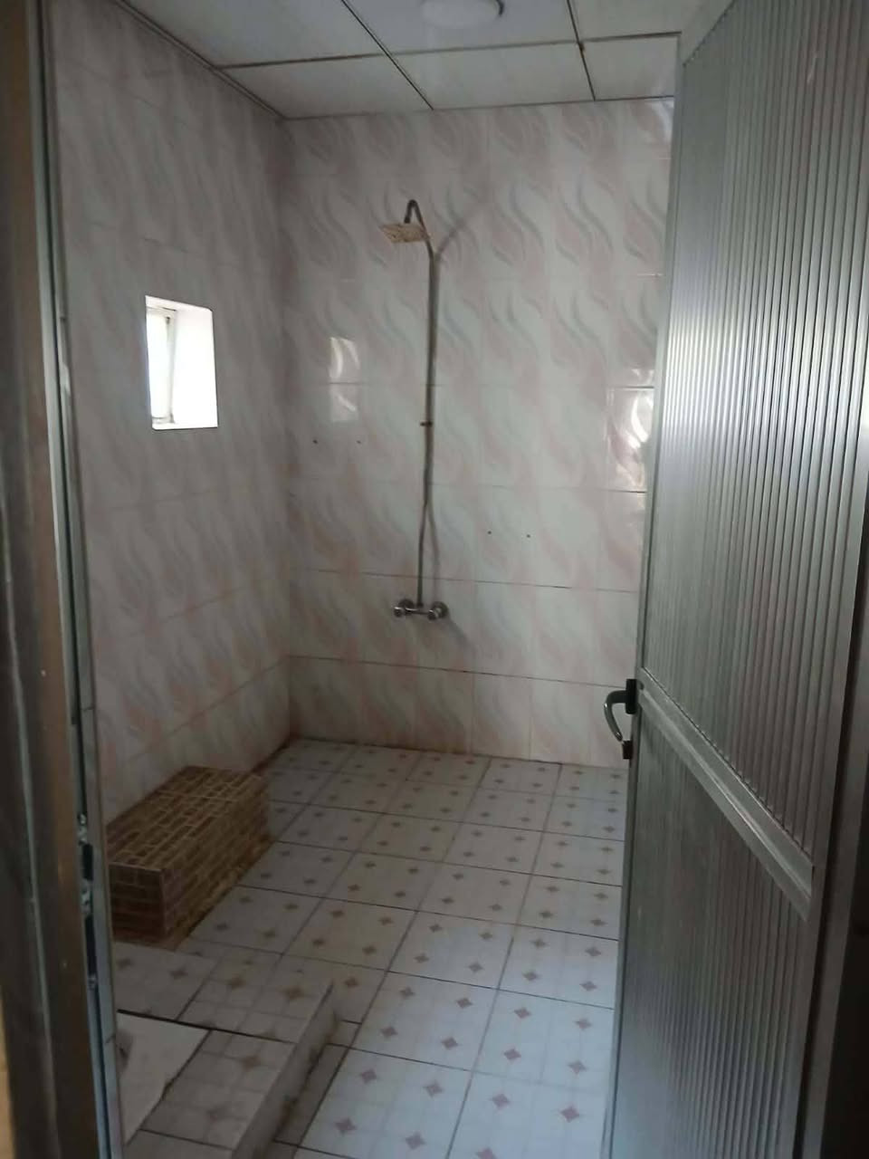 دار سكن ملك صرف طابوا. مساحته 200متر مربع يتألف من طابقين بناء جاهز للسكن بناء طابوق موقع. الدار فرع   صيدليه غصن البلوط تدخل بي واقع بين الفرع الرئيسي حي العصري عليبات تبليط الشارع للباب مجاري أيضا الصور موضحه سعر الدار 125مليون للاستفسار اكثر الاتصال على الرقم ***********و***********ومن الله التوفيق مع العرض البيت طابقين غرفتي نوم بألطابق الأسفل وغرفتين نوم بألطابق العلوي جاهز من كل الجوانب
