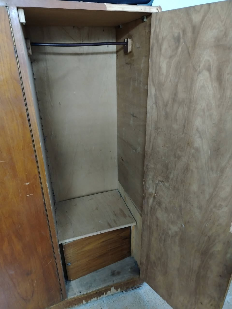 قنصور للبيع 4ابواب
مكان حي البكر 
السعر ٩٠ وبي مجال 
رقم ***********
