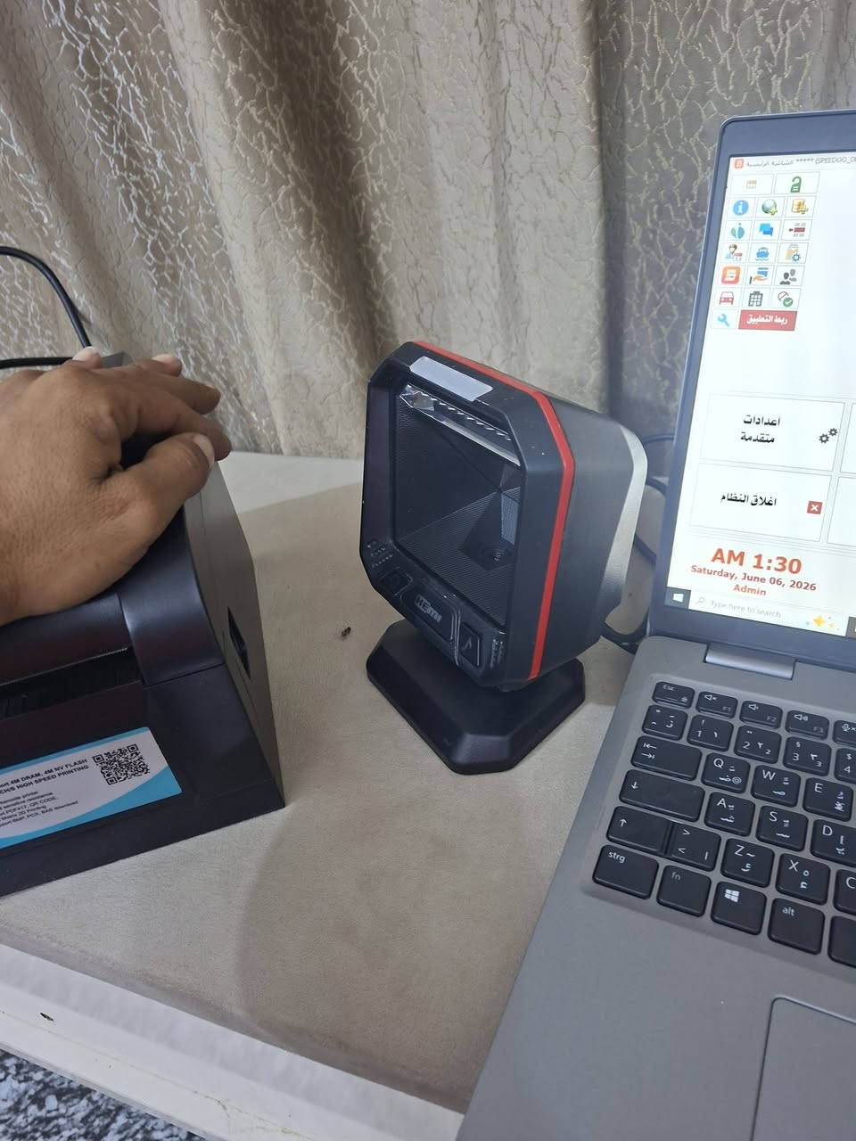 السلام عليكم 
كاشير للبيع سبيدو مبيعات 
مع قارئ باركود سريع جدا 
وطابعة فواتير 
ولابتوب بمواصفات كلش حلوة 
برنامج امان ايضا نسخ 
***********
