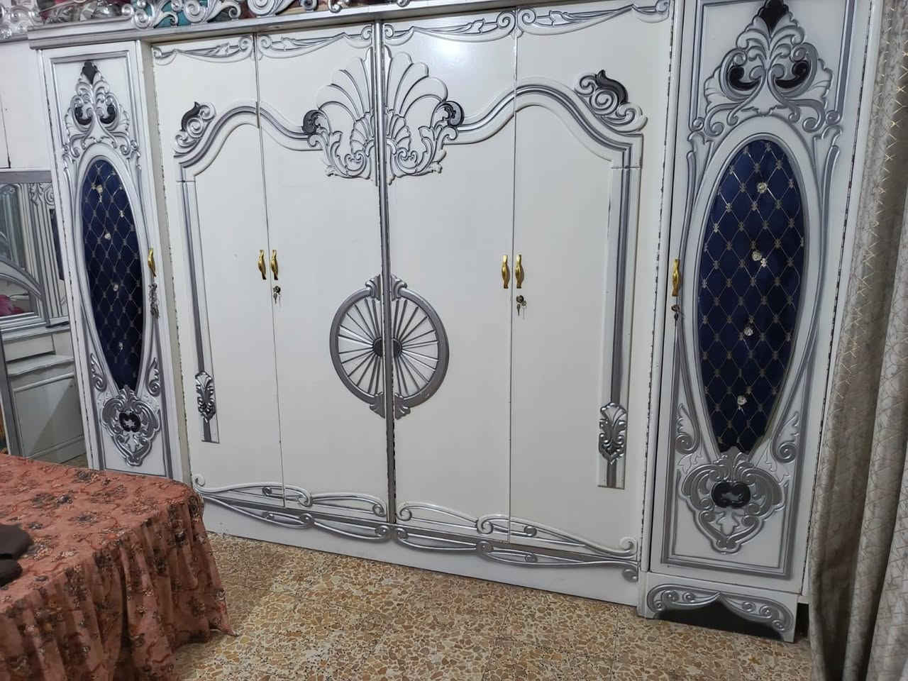 السلام عليكم غرفة عراقية مستعملة نضيفة بيها اضرار بسيطه موضحة بالصورة بدون اي كسر السعر ٦٥٠ وبيها مجال عنواني بغداد الشعلة جكوك ممتواجد خاص اتصل فقط ***********
