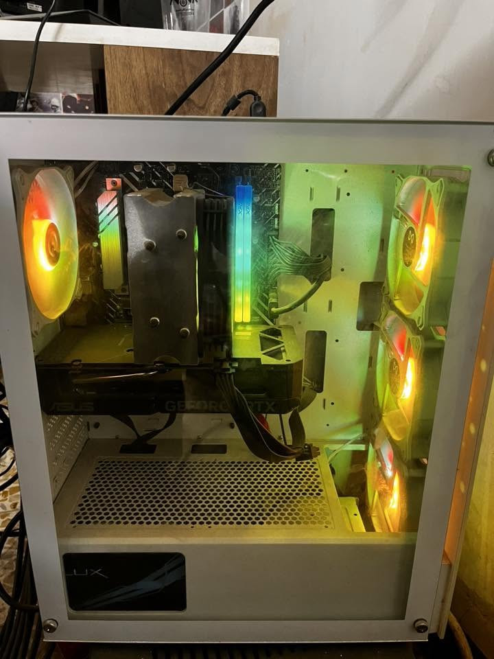 Pc للبيع
المعالج: Intel Core i5-12400F الجيل 12
كارت الشاشة: NVIDIA GeForce RTX 4060 8GB
الرام: 16GB DDR4 بتردد 3200MHz
التخزين: SSD سعة 1TB
الشاشة: 2560×1440 (2K) - 200Hz
مناسب للألعاب الحديثة، التصميم، المونتاج، والبث المباشر.
الجهاز نظيف وجاهز للاستخدام مباشرة بدون أي مشاكل
سعر مليون و١٠٠ وبيه مجال 
لتواصل خاص او واتساب فقط ***********

