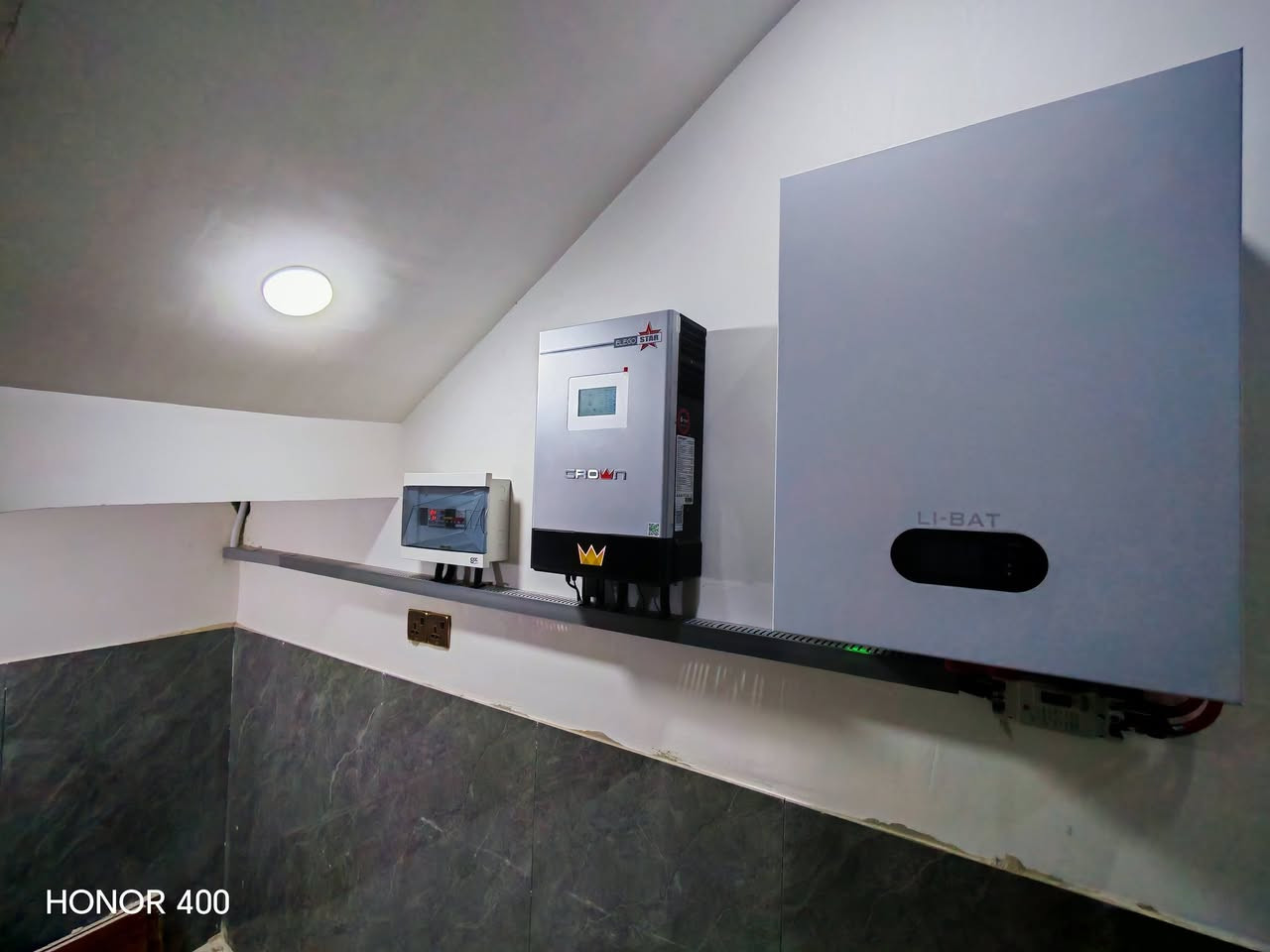 السلام عليكم ورحمة الله وبركاته :
عمل اليوم منظومه 5امبيرفي منطقة الحمدانيه في قرى السعدان(دويرثان) للاخ عمر صباح تكونت من انفيرتر 6.5 كيلوا واط من شركة CROWN IP21  مع بطاريه 10 كيلوا واط بقدرة تشغيل 5 ساعات وامكانية تحديث المنظومه لل20امبير مستقبلاً. 🌹🌹🌹🌹
مزايا الجهاز:1.WiFi.
2.يربط حتى 10اجهزه اخرى.
3.صوت مراوح هادئ مع التحكم بسرعتها. 
4.شاشه لمس.
5.تحديث البرنامج بشكل دوري من الشركة الام عبر الانترنت.
6.ظمان استبدال 6سنوات.
للتواصل مع : شمس المستقبل        🌷🌷🌷
***********
***********
متوفر نظام الاقساط 🌹🌹🌹🌹🌹🌹🌹
