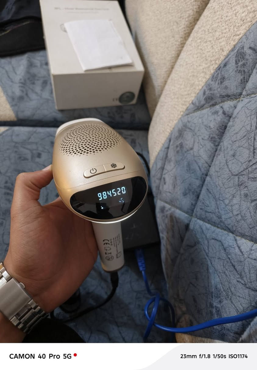 السلام عليكم جهاز ليزر ماركه فليبس الاصلي ويه ورقه ضمانه سنتين مستعمل كم مره بس والارقام واضحه يمكم هوه مليون ضربة اخذته ب٣٥٠ والوصل موجود انطي سعر يرضي الله واخذه وهذا رقمي *********** مكاني كربلاء
