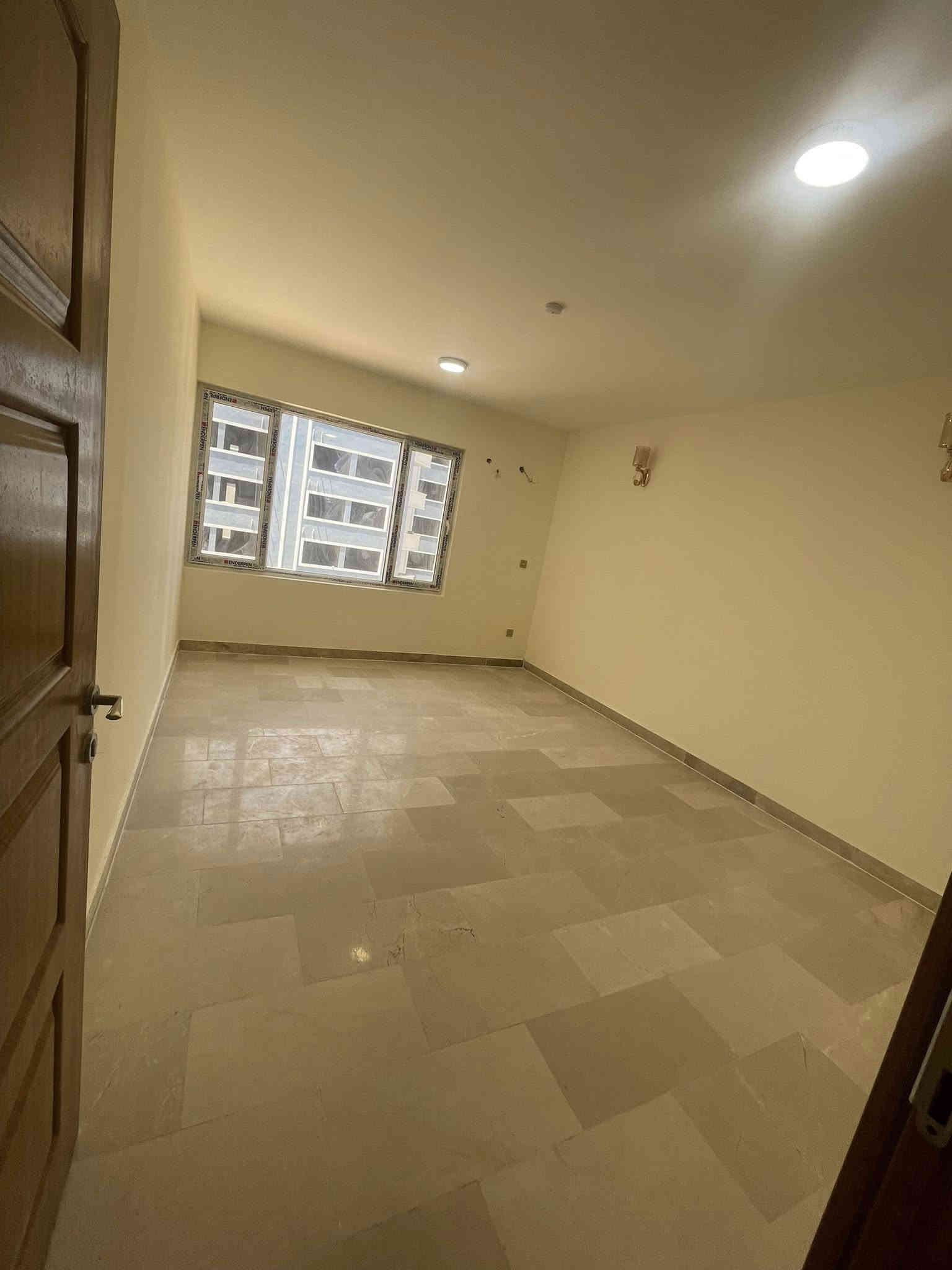 شقه 152 متر مربع للبيع نقدا
واقع حال 130 م
مجمع ابن فرناس في التاجيات مقابل معهد النفط العربي قرب جسر المثنى
بناية B1 طابق خامس تفاصيلهة ( صالة كبيرة ، هول مفتوح على المطبخ ، غرفتين نوم ، حمامات عدد 2 ، منور ، بالكونة )
البنايه جاهزه ومسكونه ومتوفر كل الخدمات ( سكيورتي وماء وكهرباء ومدارس ومصاعد وساحات ومول قيد الانشاء ونادي ترفيهي ،…)
سعرها بالشركه 158500000
ابيع نقد 152 مليون الشقة مسددة بالكامل وجاهزة والاستلام مباشر
مجهزة بكاونترات مطبخ مع طباخ مع مفرغة هواء مع مغسله مع سخان مع اجهزة تبريد عدد 2  
اللي يحب يتصل مباشر 
***********
ابو مصطفى
