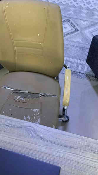 عندي ميز مكتبي وكرسي يحتاجله تغليف احسبلك الميز 120 الف والكرسي وياه هديه تركي درجه اولى ووزنه ثگيل عرض ١٢٠ وعمق ٦٠ مكاني بغداد البكريه هذا رقمي ***********
