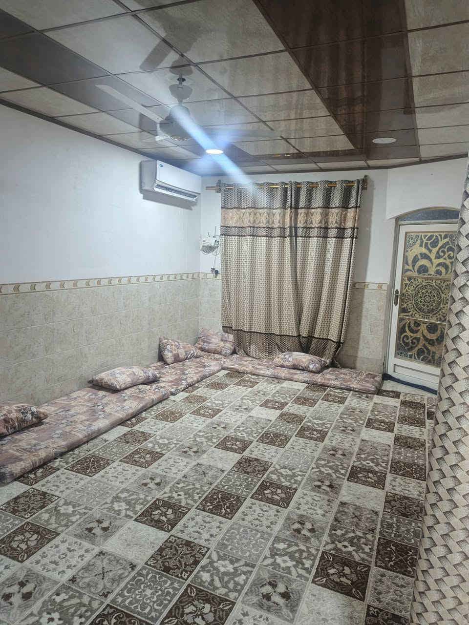 السلام عليكم
بيت للبيع مجمع الصدريين اقرب نقطة دالة مشروع ماء باشبيته من مدخل عمود ٧٧ مساحة 110 متر غرفتين وهول ومطبخ ومشتملات وغرفة فوك كامل ارضية بورسلين وسيرامك 120 جدران بيت كامل للتواصل على الرقم ***********
