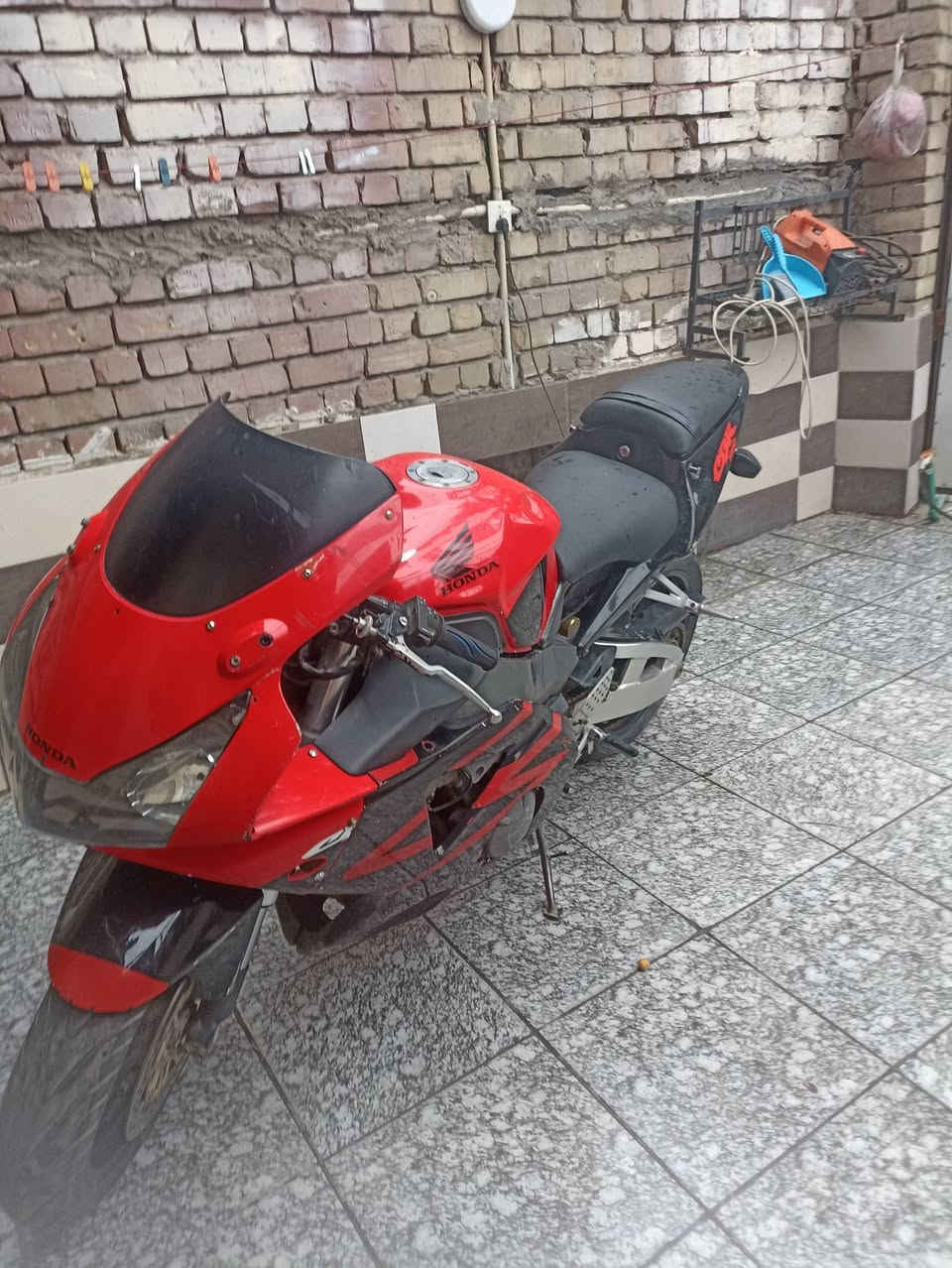 سلام عليكم سيبي ار للبيع ٢٠٠٤ مكينه ٩٥٤ الدراجه مفتوحه مره قبل تلث اسابيع مكينته تخبل يحتاجله ادامه شلعه ومعدل طياره ومعروف الالف مكان بغداد السعر ١٥ وبي مجال ***********
