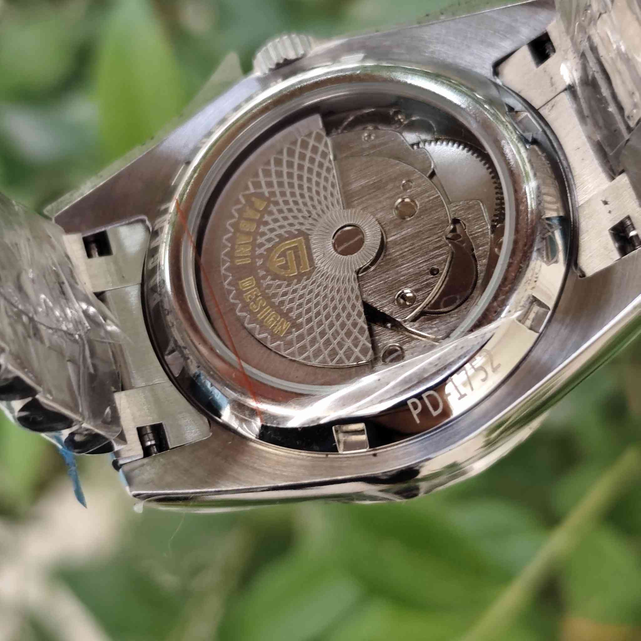 ساعة ماركة باكاني دزاين Pagani Design اصلية ⌚💙
موديل PD-1752.. 
(الصور خاصة بالمنتج نفسه)
الساعة جديدة لوك وبتغليف الشركة مع كامل ملحقاتها، 
قطعة قمة بالأناقة والفخامة والقوة.
ليش هاي الساعة مميزة؟
✅الماكنة: أوتوماتيك (Seagull ST16) اسطورية، تعرضلك اليوم كامل بالعربي/الإنجليزي وتاريخ، ماكينة عملية وراقية.
✅المينا: لون نيلي غامق ملكي، وية الأرقام الرومانية تنطي كشخة مو طبيعية بالإيد.
✅الجام (الزجاج): ياقوت (Sapphire Crystal) ضد الخدش، يعني انساها تشخط.
✅القطر: 36 ملم(بدون التاج)، القياس الكلاسيكي اللي يرهم على كل معصم تقريباً.
✅الخامة: ستيل (316L) أصلي ثقيل، والسوار بنظام الـ President المريح.
 متوفر توصيل لكل العراق 🇮🇶 
#باكاني_دزاين #باكاني #ساعة #ساعات #ساعات_رجالية


**إذا كنت صاحب هذا الإعلان وتريد حذفه لأي سبب، رجاءا أرسل رسالة إلى الدعم الفني**