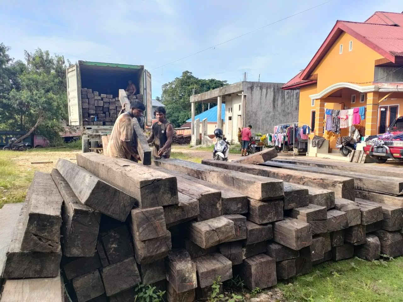 ✅ Loading of Amara / Ebony Wood Container with the following dimensions :
 
- Thickness: 12 cm and above
- Width: 12 cm and above
- Length: 250 cm and above


**إذا كنت صاحب هذا الإعلان وتريد حذفه لأي سبب، رجاءا أرسل رسالة إلى الدعم الفني**