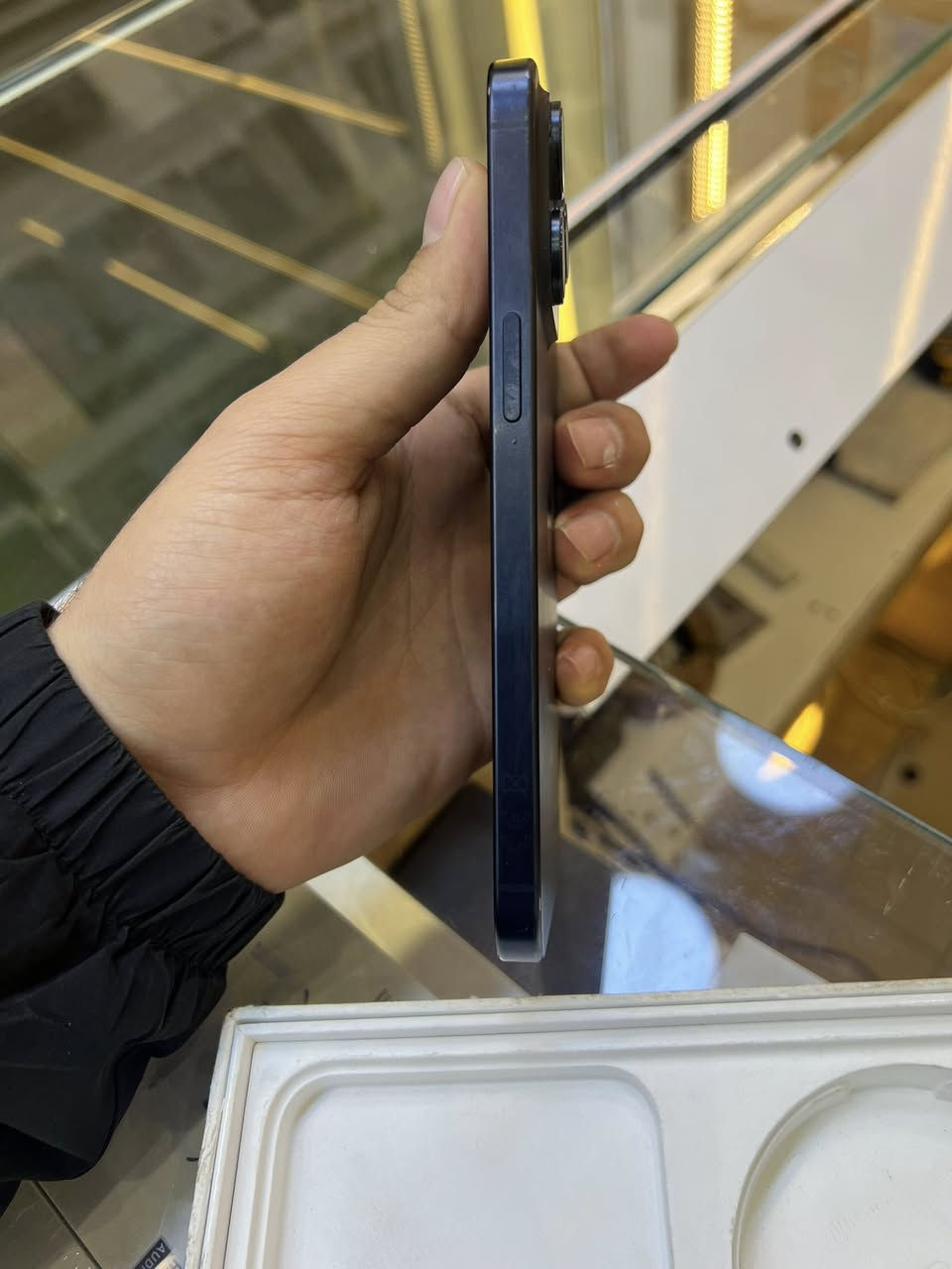 ايفون 15برو ماكس ماستر ذاكرة 256 بطارية 90 بصمة الوجه واكفة بسب التحديث السعر 850 الجهاز وتر بروف المكان بغداد البلديات ***********
