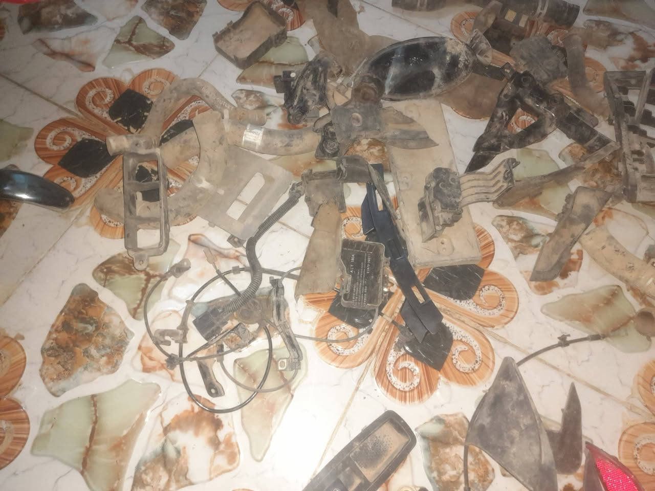 الله بالخير.. متوفر وجبة قطع غيار تفصيخ أصلي (شلع من السيارة) وبحالة ممتازة، مالت تويوتا وهونداي (كورولا، إلنترا، وموديلات ثانية). الأغراض كلها نظيفة وعلى الفحص.
​📦 شكو موجود بالصور؟
​يدّات أبواب: داخلية وخارجية (نيكل وفضي) لعدة جهات.
​جواين وهوزات: هوزات راديتر وتبريد أصلية، لا فطور ولا يباس.
​سويتشات وتحكم جام: دكم تحكم جام أصلية وشغالة مية بالمية.
​مثلثات وديكورات: مثلثات مال مرايا جانبية وديكورات زوايا الأبواب.
​براغي ويل (صرار): طقم براغي ويل كروم نظيفة كلش.
​كهربائيات وحساسات: عقول صغيرة، فيوزات، وظفاير (بيها قطعة تويوتا الأصلية B9).
​علامات: علامة هونداي أصلية مالت شبك أو جنطة.
​قواعد وبلاستيكات: حواضن وقواعد ديكورات داخلية وخارجية منوعة.
​💡 ليش تشتري هاي القطع؟
​الأغراض كلها تفصيخ أصلي مو تجاري ولا صيني تعبان.
​السعر مناسب ومابي قفل (مراعاة خاصة لأهل المحلات والتفسيخ إذا شيل شلع).
​القطع على النظافة والفحص.


**إذا كنت صاحب هذا الإعلان وتريد حذفه لأي سبب، رجاءا أرسل رسالة إلى الدعم الفني**