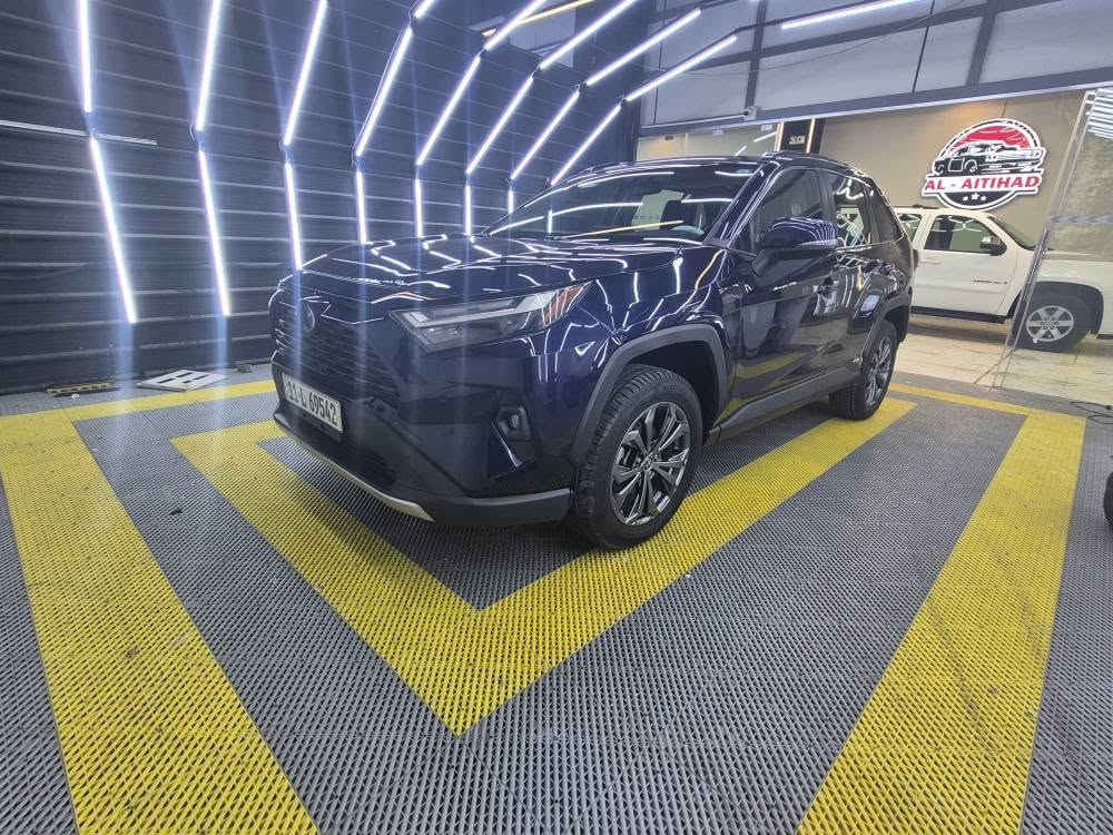 السلام عليكم....
TOYOTA  RAV4 HYBRD
XLE  PREMUM
لون حبري مميز 
موديل 2023 
فول مواصفات  هايبرد 
محرك 2.5  H 
عداد   44الف  M 
مواصفات السيارة 
بصمة  تشغيل وأبواب 
فتحة 
كشنات جلد
كشن كهرباء 
كشن خزن ميموري
تدفئة كشنات واستيرن 
انارة الداخلية ثلجي 
سماعات JBL
 دبل لدى امام بروجكتر 
رادار أمامي وجانبي وخلفي
مانع تصادم
صندوك كهرباء 
جام أربعة اوتو 
لايت اوتو 
شاشة كبيرة كامرة خلفية دوارة 
شاشة ابل كار بلي 
اشاير مري 
مانع انزلاق 
فور ويل 
٣ وضعيات للقيادة  ماوس 
تحكم استيرن فول
 مثبت سرعة واوامر صوتية ورادار تفاعلي وتحديد مسار شاشة اعطال حساس اطارات 
سيارة نظيفة جدا 
حادث بسيط بدون ايرباك 
تبديل جاملغ 
باب خلفي بارد 
صندوك أيضا بارد 
شي بسيط البارد 
سيارة رقم بغداد هزة جديدة 
ورقم الدولي 
ملاحظة / 
بالصور ناشر الشاصي وصور الحادث وسونار 
ماشية 44 الف مايل 
السعر / 23000 $
للاستفسار / ***********
