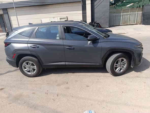 توسان موديل 25 ماشيه 4لاف فقط 
لون مميز مات رمادي مدفوع كمركه وكامل فول تحكمات تشغيل عن بعد رادارات امامي وخلفي نقط عمياء مكينه 2500 وكير اي تي المرغوب حادثه تبديل باب السائق اصلي ومقدمة البنيد بارد واضح بالصوره سياره جديده جدا والصلاة على محمد وال محمد 
السعر 195 وبيه مجال 
تواصل خاص او على الرقم وتس ***********
