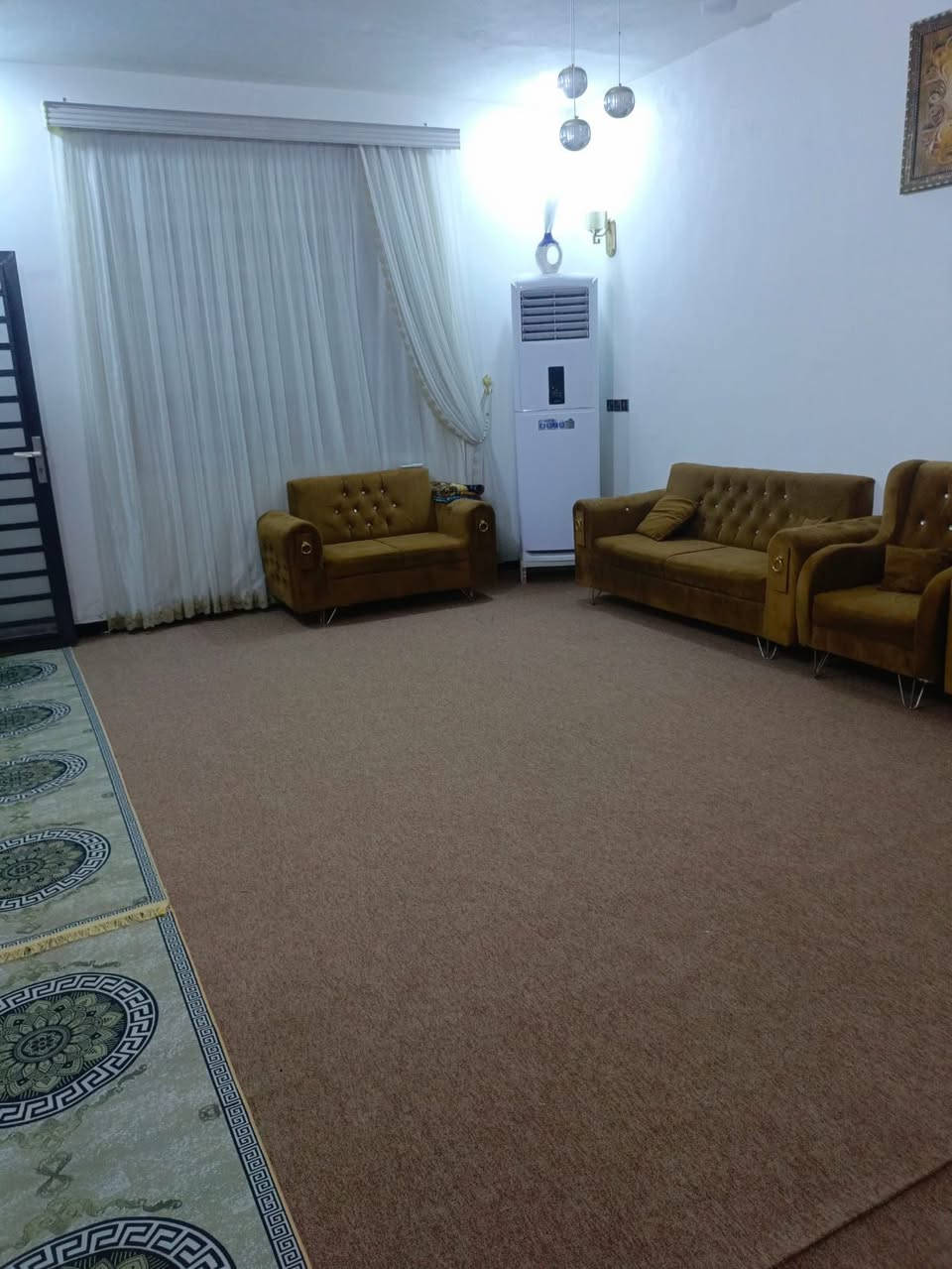 دار للبيع خلف المغتسل طابو زراعي المساحه 250 متر بناء حديث غرفتين2 5×4ونص صاله 9×4 مطبخ 6×5 ديوانيه 7×4 ونص طارمه كبيره حديقه صحيات داخليه وخارجيه السطح شتايكر البيت خلف محطه غسل السيارات الي قريبه على المغتسل بدايه شارع ازديناويه قرب السريع  السعر 140 وبيه مجال للطيبين للتواصل الاتصال على الارقام التاليه 
***********
***********
