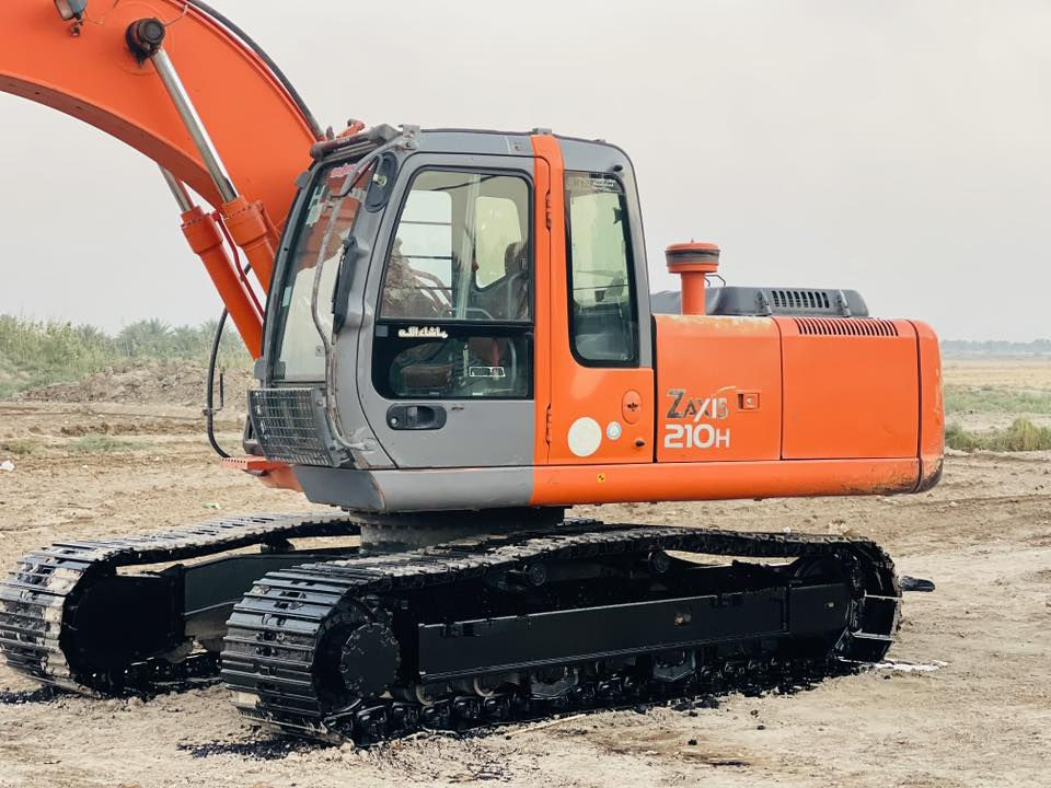 السلام عليكم حفاره زت للبيع موديل 2006 حجم 210Hمامفتوح بيه برغي مكفوله كفاله عامه***********
