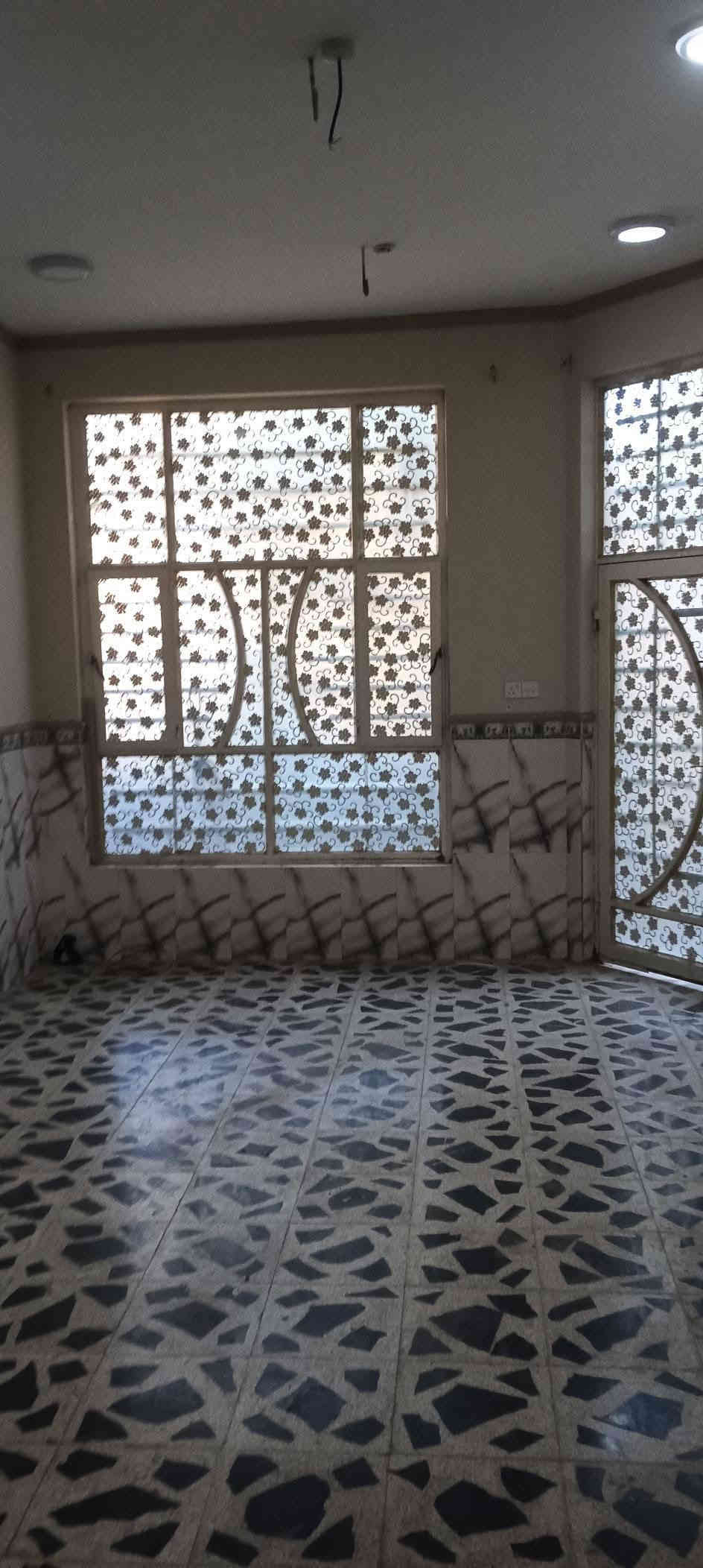 السلام عليكم يعلن مكتب البارون للعقار 
                     بيت الايجار
                     ///////////////////////
الدار للايجار المساحه 150م طابق واحد غرفه صاله مطبخ كليدور مجمع صحيات داخل وخارج كراج حديقه حي الصحه شارع 25 
مبلغ الايجار 350
علمن دفع/ 4/اشهر لكدام 
 للاستفسار //***********
واتساب ///***********
جاسم البارون للتصوير وترويج حلة
