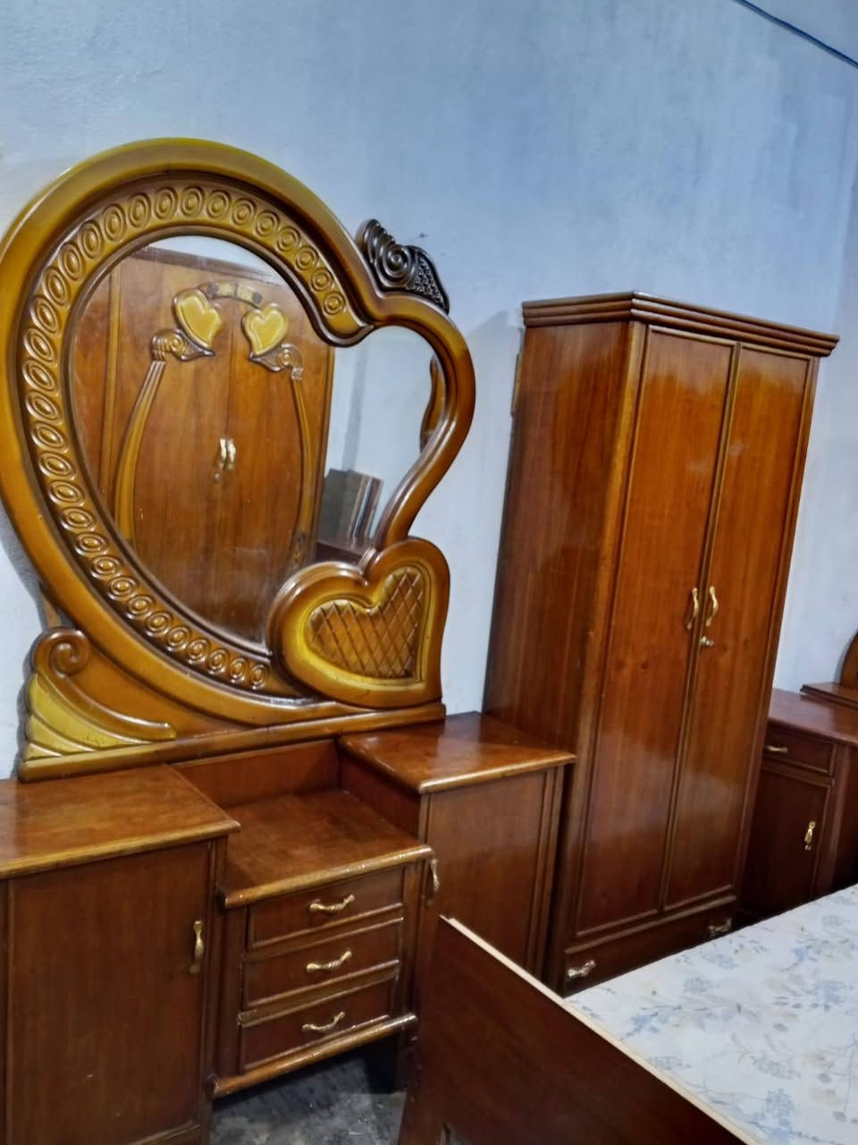 550غرفه ست ابواب تزكام خمسه ملم صاج داخل وخارج زاويه كنتوريه بيهه رفوف بغداد الحسينيه مال الراشديه وعندي توصيل ***********
