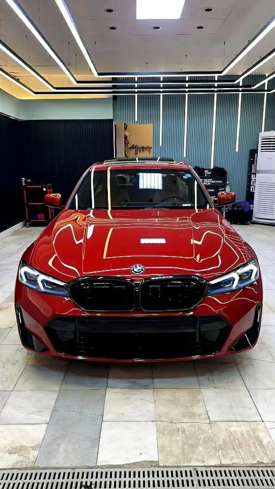 السلام عليكم
للبيع BMW 330e موديل 2024

فول أعلى فئة بالمواصفات
محرك 2.0 توين باور تيربو  292 حصان والعزم 420 نيوتن

السياره تعمل بنظام (البنزين + هايبرد + كهرباء) اقتصادية جداً
مع امكانية شحن السيارة بالكهرباء تقطع مسافه من 30 الى 45 كيلو 

ماشيه 27 الاف كيلو فقط

1.نظام الأوتو بارك (ركن السيارة بدون تدخل السائق) 
2.نظام البارك إسيست (امكانية ارجاع السيارة بالكراج تلقائي)
3.كامرات 360 درجة عدد 4 محيطيه 3D
4.فتحة سلايد روف
5.داتا شو Head Up Display (يعرض بالجامه الامامية)
6.نظام صوت فاخر Harman/Kardon Logic 7
7.شاشة كبيرة متصله خاصه بموديل 23 و24
8.فتح الصندوك بالقدم 
9.لايت ليزر اصلي داينمك
10.كشنات جلد لون جملي Camel + الكشنات كهرباء وخزن ميموري 
11.تدفئه بالمقود والكشنات
12.تصعيد وفتح الزجاج بالبصمه
13.حساسات امامي خلفي جانبي
14.اضاءة محيطية متغيرة الالوان
16.نظام تعتيم بالمري Auto Dim
17.شفتات بالمقود
18.شاحن تلفون وايرلس
19.نظام الترحيب عن الاقتراب من السيارة
20.ابل كار بلي وايرليس
21.رادار امامي
22.رادار النقطة العمياء
23.رادار الخروج عن المسار

ضررها جاملغ خلفي ونص الجاملغ الامامي
جميع الايرباكات سليمه

السعر 300 ورقه
مكان السيارة بغداد
***********