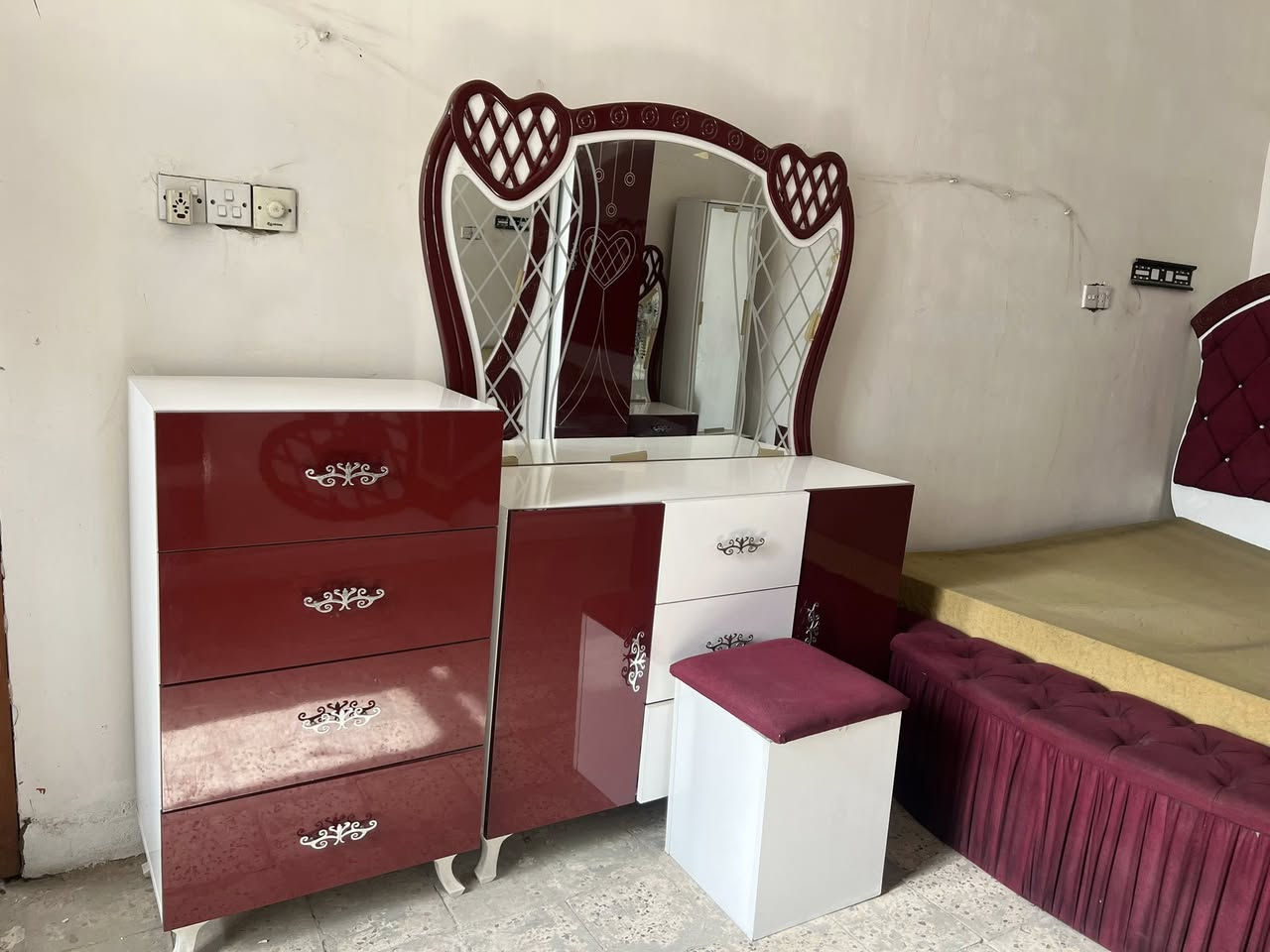 غرفة نوم تركي أصلي، استخدام شهرين فقط، حالتها ممتازة جداً ونظيفة مثل الجديدة، بدون أي كسر أو عيب.

🔹 تتكون من 7 قطع:
 • سرير مع خلفية مخمل فخمة
 • دولاب سلايد مرايا كبير (6 خانات – بابين + 4 سلايد)
 • تسريحة مع مرآة
 • 2 كومودينات
 • بنچ نهاية السرير
 • كرسي للتسريحة

🔹 لون ماروني ويا أبيض تصميم مميز وراقي
🔹 خشب قوي وثقيل وجودة عالية جداً

💰 السعر: 1,100,000 دينار عراقي(اخذتها قبل شهرين ب1,800000)
📍 الموقع: بغداد
📞 للاستفسار : ***********
