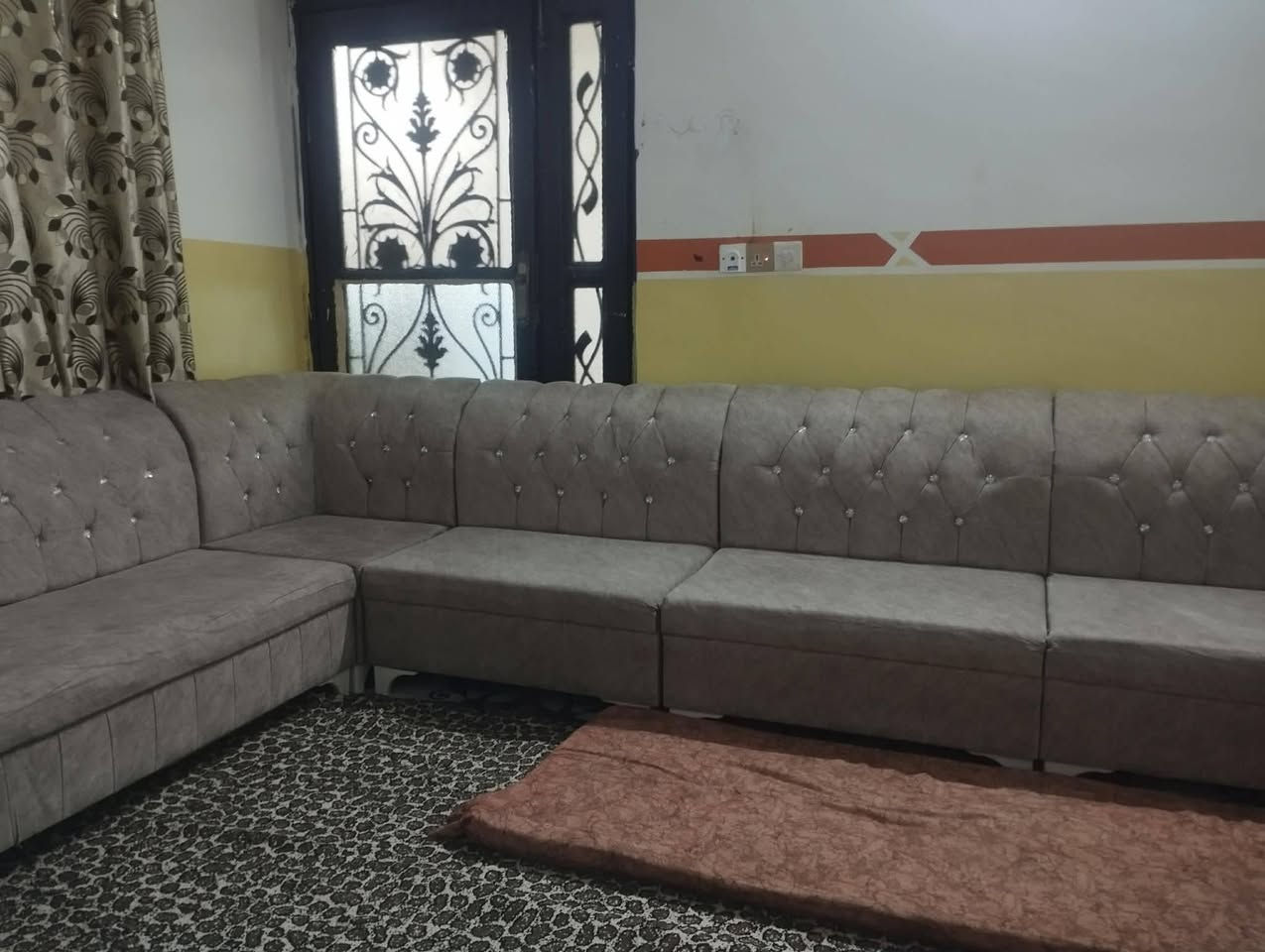 ديوان ٧ أمتار نظيف سعر ١٨٠ بيها مجال بسيط شراي تعال خاص عنوان كركوك عروبه تدللون علينه

العنده غراض للبيع راسلوني *********** او اتصال ع رقم
