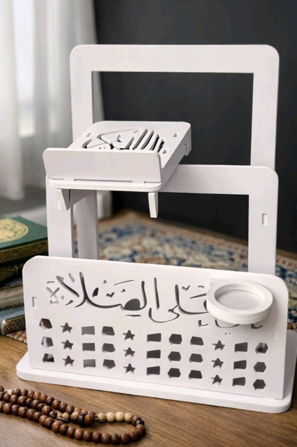 ستاند قرآن وصلاة متعدد الاستخدام مع حامل مصحف وحامل سجادة – تصميم مزخرف

• منظم عملي وأنيق للقرآن الكريم ومستلزمات الصلاة بتصميم مزخرف يناسب المنزل أو المصلى.

• حامل علوي مائل لوضع المصحف أو الكتاب بثبات أثناء القراءة.

• إطار خلفي لتعليق سجادة الصلاة بشكل مرتب.

• واجهة أمامية مزخرفة بعبارة «حي على الصلاة» ونقوش هندسية مفرغة.

• حامل دائري جانبي مخصص لوضع تربة الصلاة.

• تصميم قائم على قاعدة ثابتة مع هيكل متكامل بلون أبيض.

•الابعاد: 70*47*29 سم

• النوع: ستاند قرآن وصلاة قائم
• الزخرفة الأمامية: عبارة «حي على الصلاة» مع نقوش مفرغة
• يحتوي على: حامل مصحف مائل + علاقة سجادة + حامل دائري جانبي