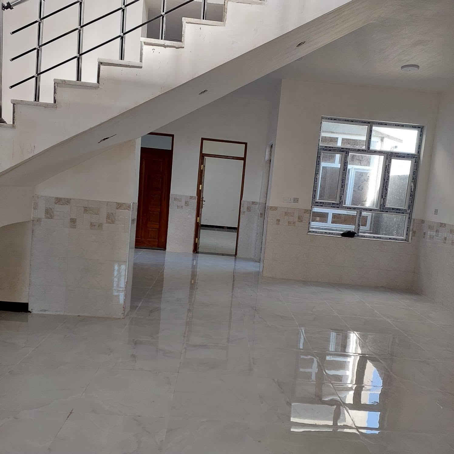 للايجار بيت الجغيفي الثانية خلف مجمع طيبة السكني على شارع ٥٠ شارع الضغط العالي
يحتوي على ٤ غرف نوم
٤ حمامات
استقبال كبير
مطبخ حار وبارد
بيت كامل جديد بعده ما مسكون
إيجارة    ٤٥٠  الف
للاستفسار الاتصال على الرقم
***********
*********** واتساب
