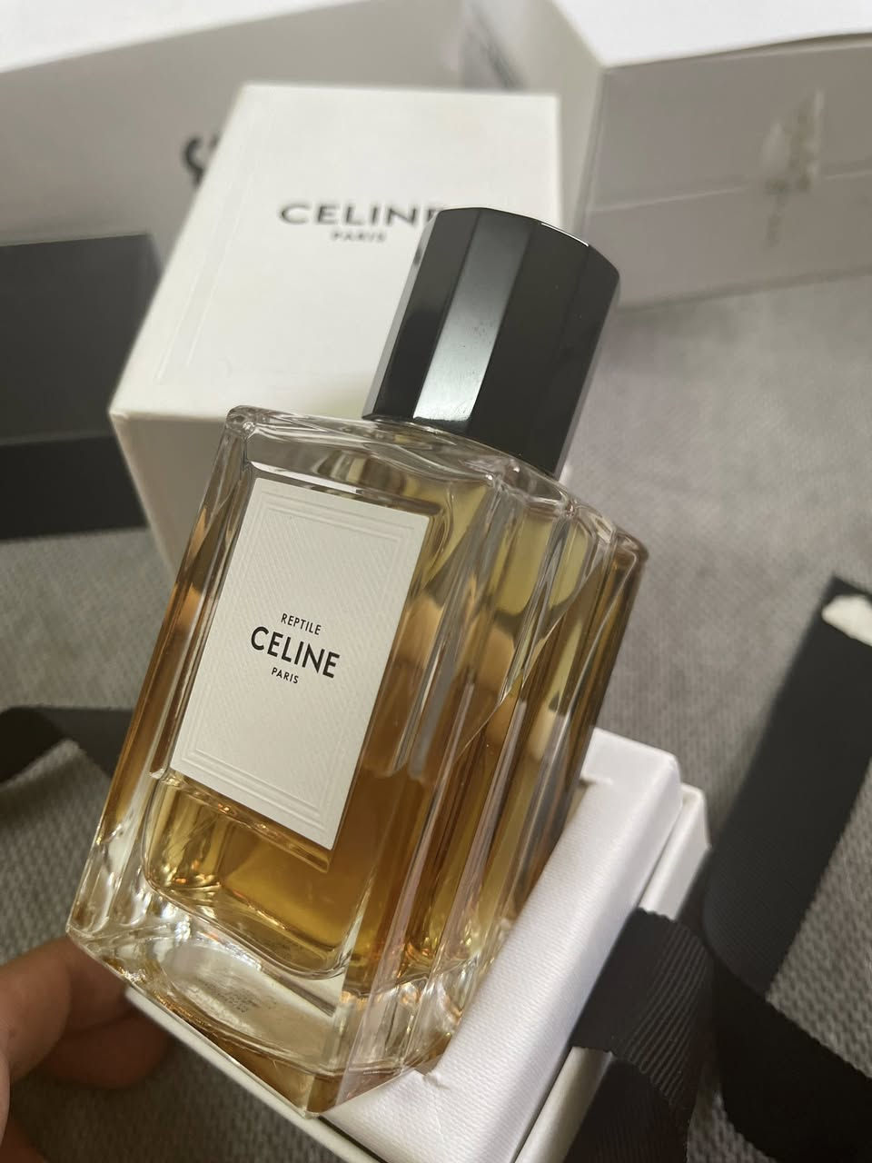 سلام عليكم 
عطر Reptile Celine 
متبقي كما واضح العطر غني عن التعريف ذات النقاء والرائحة الفخمة حجم العطر 100ml المتبقي واضح
السعر 135$ 
متوفر توصيل لجميع محافظات العراق


**إذا كنت صاحب هذا الإعلان وتريد حذفه لأي سبب، رجاءا أرسل رسالة إلى الدعم الفني**