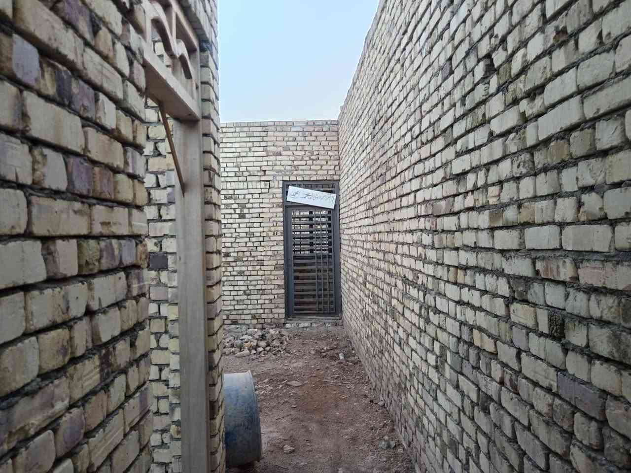 ياالله 
سلام عليكم 
هيكل البيع زراعي سند ٢٥
مساحه 100متر طولاني 
موضح بصور 
غرفه وصاله ومطبخ واستقبال 
صحيات داخليه وصحيات خارجيه 
الماجديه سيد جميل قرب شارع ٢٠
استفسار اتصل ***********
اخوكم ابو عراق....
