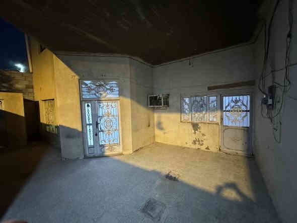 السلام عليكم دار للايجار مساحه 200 متر طابقين يحتوي الطابق الاول على قرف عدد 2 واستقبال وصاله ومطبخ وصحيات والطابق الثاني يحتوي على قرف عدد 2 وصاله وصحيات العنوان البصره  ابو الخصيب طريق المحكمه كوت الحمداني ايجارة 450 الف انتصل على الرقم *********** بي واتساب
