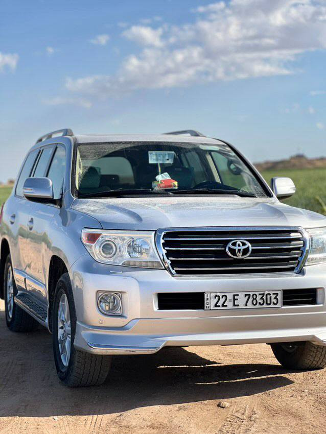 السلام عليكم / للبيع بسعر مناسب جداً/٣٧٩$ لاندكروزر خليجي/ السياره بأسمي شرط التحويل ثاني يوم مكفوله كفاله عامه حتى الدعاميت ماعدا شبر عالبارد موضح بالسونار والسونار مرفق مع الصور فول مواصفات بصمه وسلايت وكشن كهرباء/ وبعد بيها هواي مواصفات/ معروفه مواصفاتها مايحتاج اذكرها/ شرط گير ومحرك بلادي على وضع الشركه مامفتوحات وين يعجبك افحص للاستفسار وكهربائيات*********** / ***********
