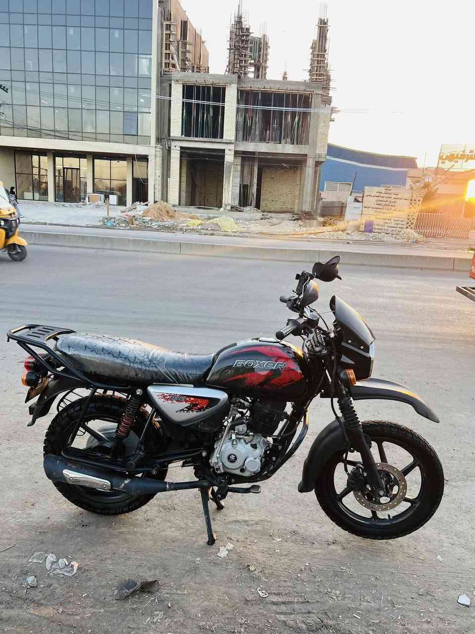 السلام عليكم دراجة بوكسر للبيع موديل 23 دراجة استخدام شخصي اوراق اصولي ب اسمي هاز ومكمل ومثبت ملصق ونسد الترقيم مالحكت اكمل يعني واصل لنص الترقيم ونضافتها مبينة من الصور سعرها مليون و800 وبيها مجال بسيط مكاني بغداد حي الاعلام 
تواصل ***********
