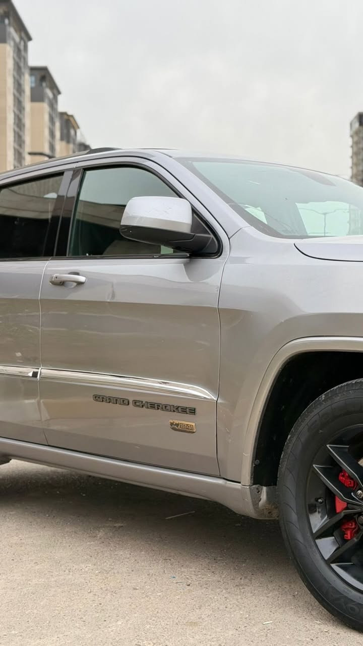 🚗 للبيع: جيب لاريدو فول (Grand Cherokee Laredo) موديل 2016
• 🔹 الحالة: السيارة خير من الله
 • 🔹 الحادث : (جاملغ + بنيد + باب السائق)
 • 🔹 الصبغ: بيها 5 قطع صبغ ابيع حزام 
 • 🔹 الممشى: 76 ألف ميل
 • 🔹 المحرك: V6
 • 🔹 الفئة: فول – فئة خاصة السيارة اربعينيه 
 • 🔹 الرقم: مميز – تحويل مباشر
 • 🔹 المواصفات:فول للخير 
 • تدفئة ❄️🔥
 • تبريد
 • 🔹 ملاحظة: السيارة أحلى من الصور / صدر جديد
 • 🔹 ما تحتاج أي شي (مناقصها شي)

💰 السعر: 15,500 دولار (قابل للتفاوض بشكل بسيط)

📍 الموقع: بغداد – حي الجهاد / شارع الشارقة

📞 للتواصل:
 • ***********
 • ***********
