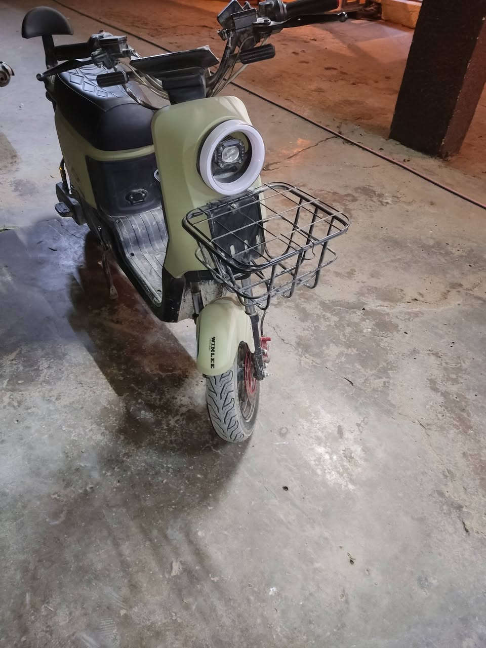 دراجة شحن R9-2025
مواصفاتة معروفة 

اربع سرعات 

نظام الـPark 

يرجع ليورة R

اربع اشاير 

خمسة بطاريات الكبار 

كاملة الملحقات المرايات و البايدر و الشاحنة الاصلية مالتهة 
 
بس بيهة نقص الزنجيل و البطيخه ينرادلهة تبديل 

السعر 350 وبيهة مجال اذا شراي 

العنوان بغداد حي البتول شارع الطاقة قرب الجسر الفرنسي


**إذا كنت صاحب هذا الإعلان وتريد حذفه لأي سبب، رجاءا أرسل رسالة إلى الدعم الفني**