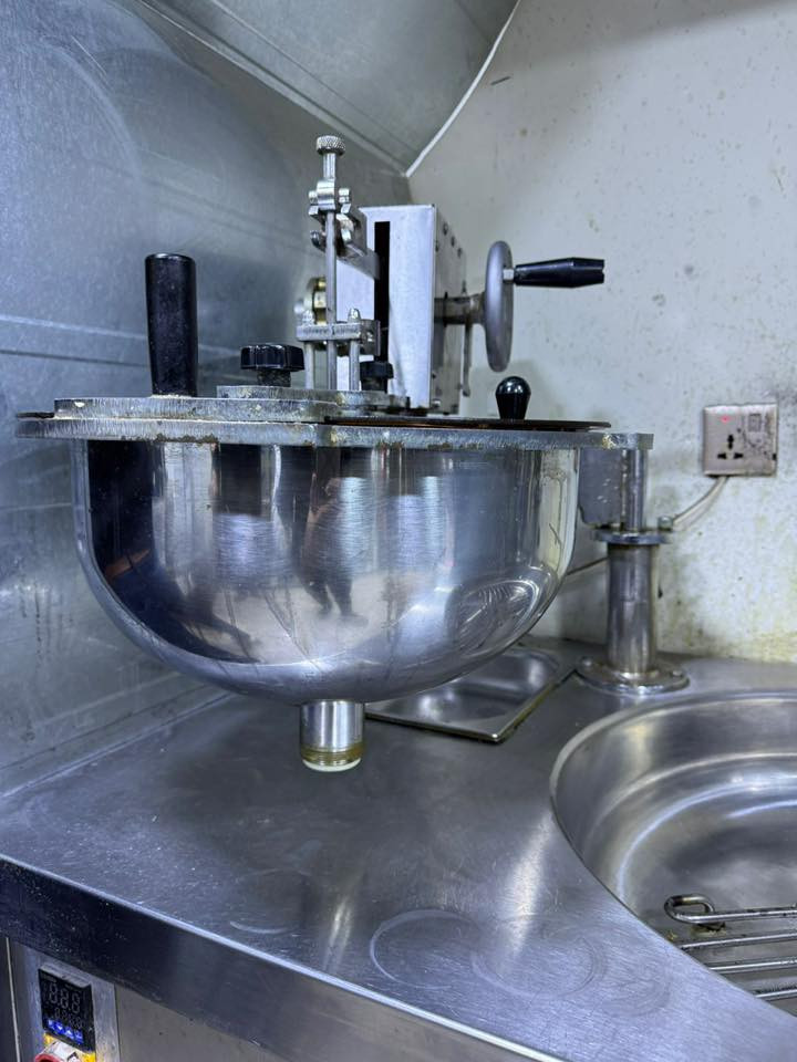 السلام عليكم
حلويات الشتاء والمطلوبة برمضان 😍
⭐️⭐️⭐️
 قلاية كهربائية مخصصة لعمل: 
لقمة + جوروز 😋
⭐️⭐️⭐️
مكينة حقن الشوكولاة 
جهازة تذويب الشوكولاة البلجيكية
بلانكات الزينة 
⭐️⭐️⭐️
- تحتوي الاجهزة على خزن كبير  في كل واحد منها
- المنشأ: تركي
- الاستخدام : سنة ونصف
الحالة: نضيفة جدا
- الموقع : بغداد
- السعر : 1500$ (١٥ ورقة)
- للتواصل: (***********)
