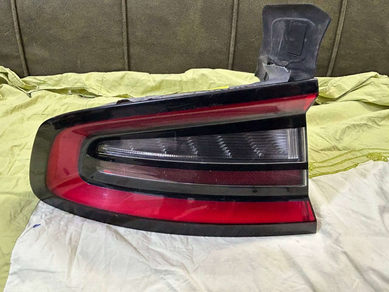 السلام عليكم بك لايت مع المسطرة جارجر اصلي تفصيخ المسطرة سعرها ٢٤٠ الف والبك لايت التك الواحد ١١٠ الف موبايل *********** بي واتساب
