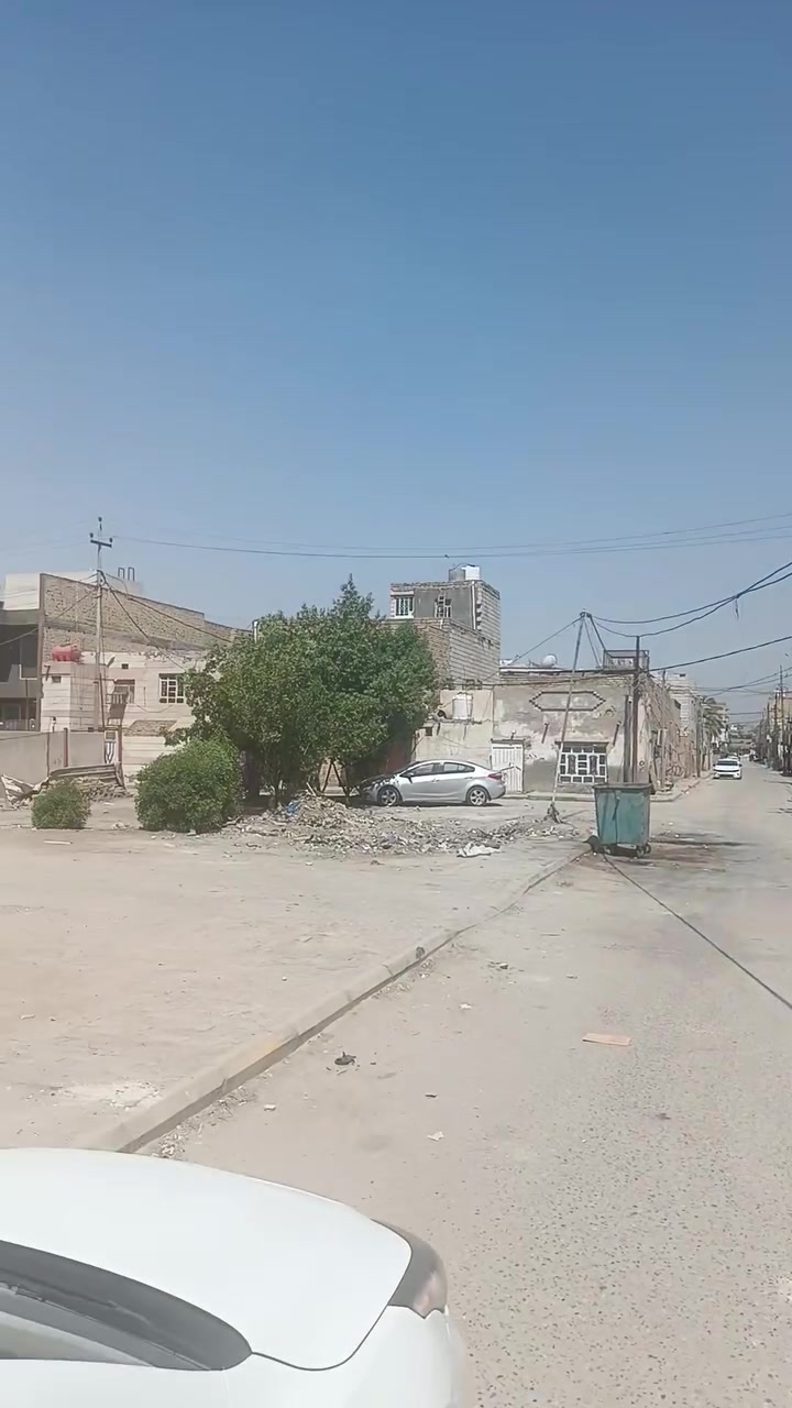 بيت للبيع في الاسكان القديم موقع مميز ركن و على وساحه ومدرسه وقرب شارع مجمع تينه مساحة البيت 143متر البناء قديم لكن مترمم من الداخل السعر مناسب الاتصال ***********
