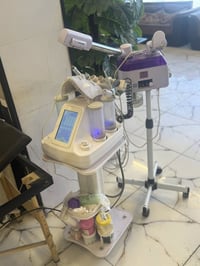 غراض حلاقه للبيع كلهن شلعه وحده  ٤ عرباين وجهاز بخار وجهاز تنضيف بشره ...