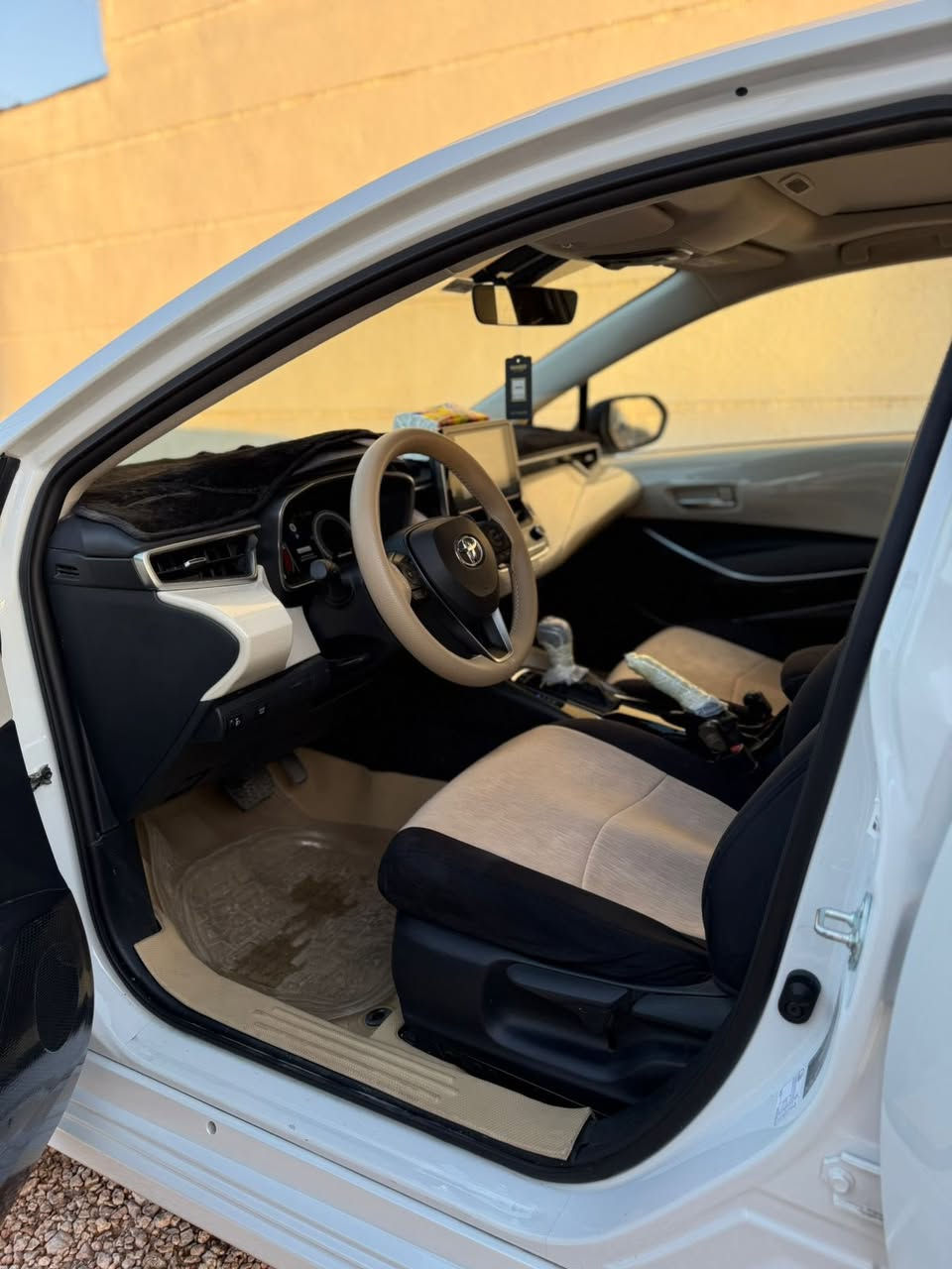 السلام عليكم سيارة كورلا 2025شركة سازز مكفولة فول مواصفات سيارة بيت ليس بيع وشراء سعره 195مكاني الرمادي 5كيلو رقم الهاتف ***********
